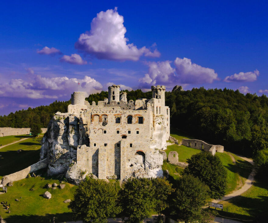Beautiful castles photos: Ogrodzieniec Castle ruins on a rocky outcrop against a blue sky with clouds. Interesting historical site.