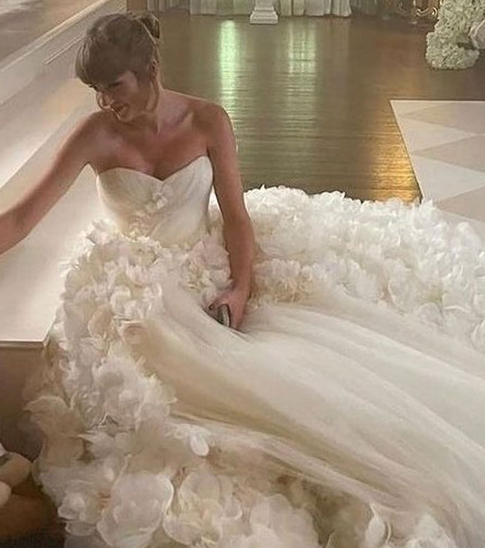Taylor Swift And Travis Kelce’s Wedding Guest Slammed Over "White" Dress Rule, Here’s The Verdict From Etiquette Experts Taylor Swift And Travis Kelce’s Wedding Guest Slammed Over "White" Dress Rule, Here’s The Verdict From Etiquette Experts