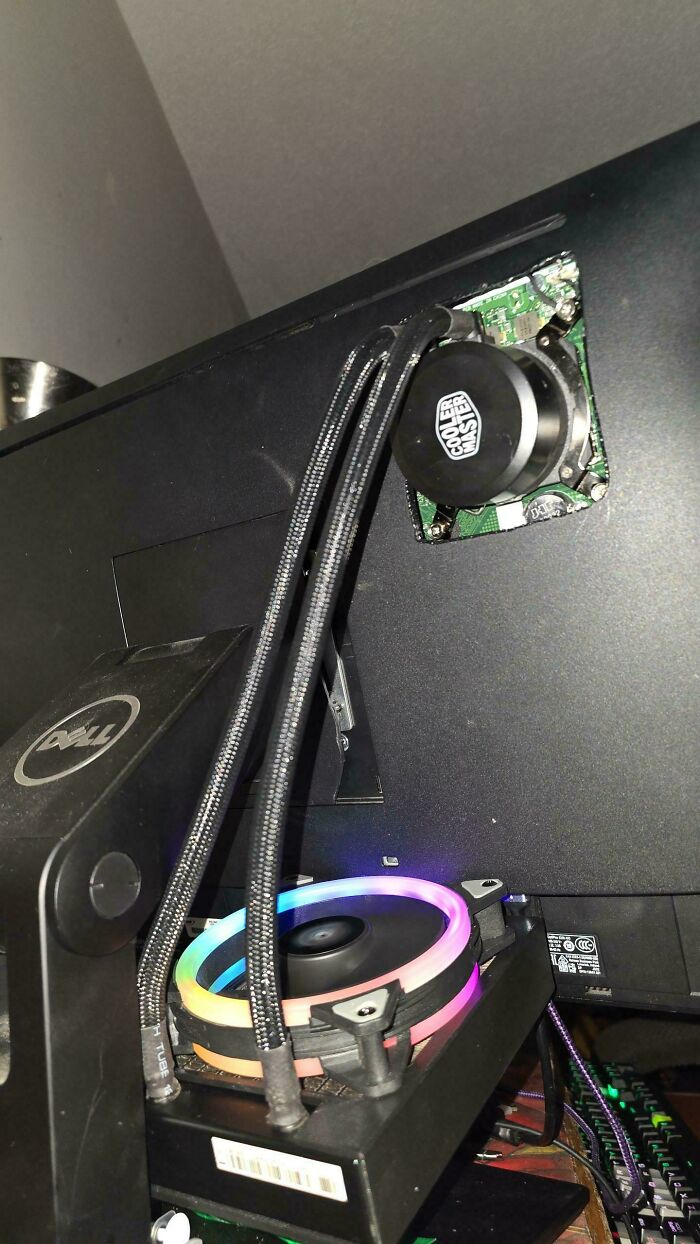 Wild and unhinged way to fix monitor cooling with an attached liquid cooler.