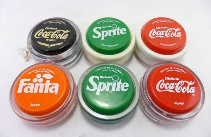 Six yo-yos with Coca-Cola, Sprite, and Fanta branding, toys that bring back good memories of the 80s.