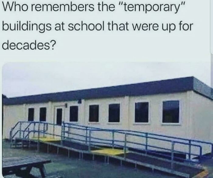 A temporary school building with a ramp, a good memory of life in the '80s.