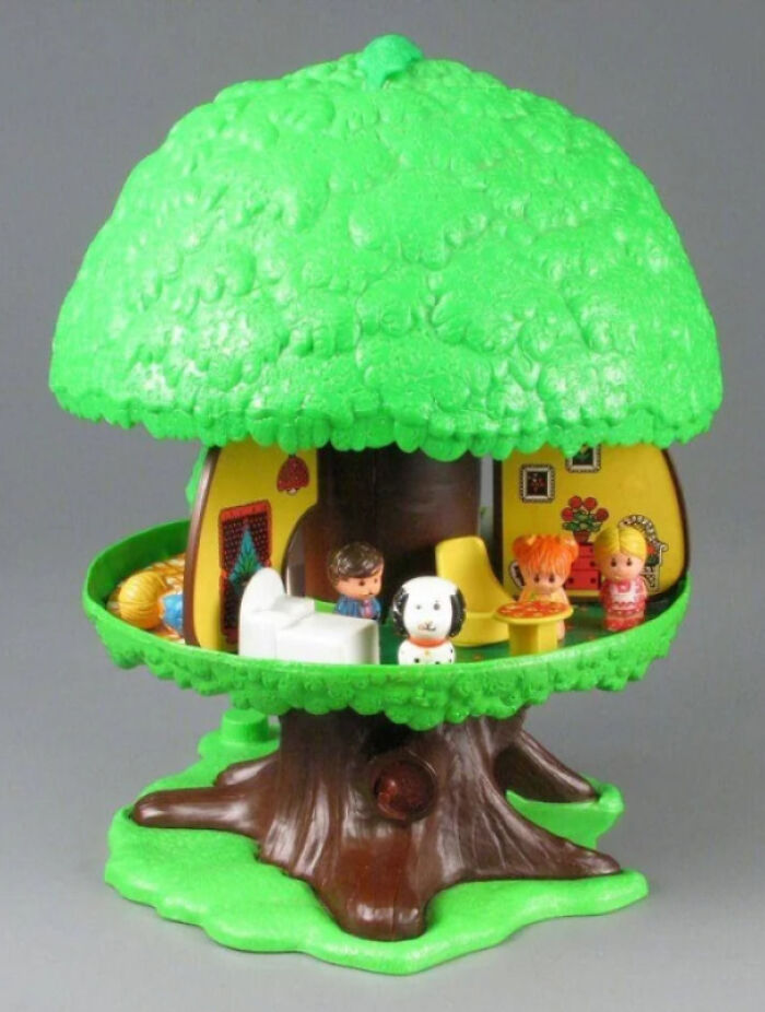 A classic 80s Fisher-Price treehouse toy with figures, bringing back good memories of life.