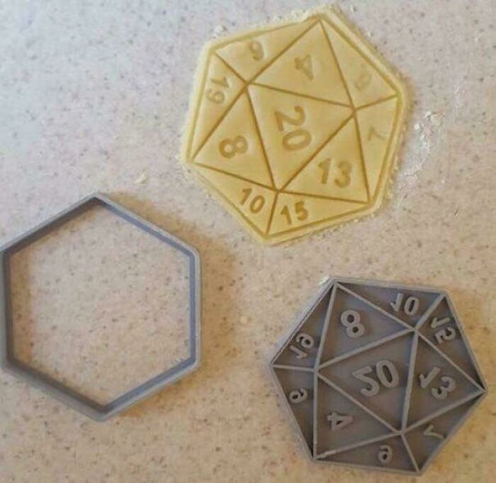 A 3D printing cookie cutter for a twenty-sided d*e, alongside a cut dough and a grey printed mold.