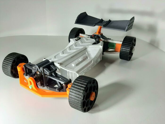 A detailed view of an RC car chassis, an example of cool and useful things people printed with their 3D printers.