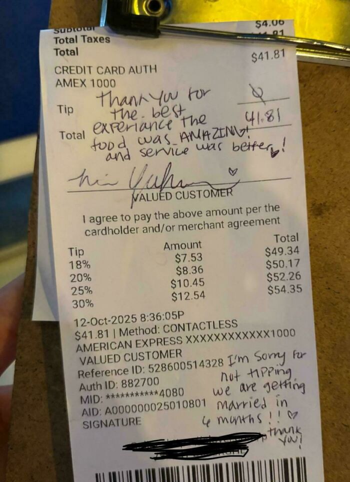 A receipt with two contrasting notes from service industry customers regarding tipping, one leaving a large tip and another not.