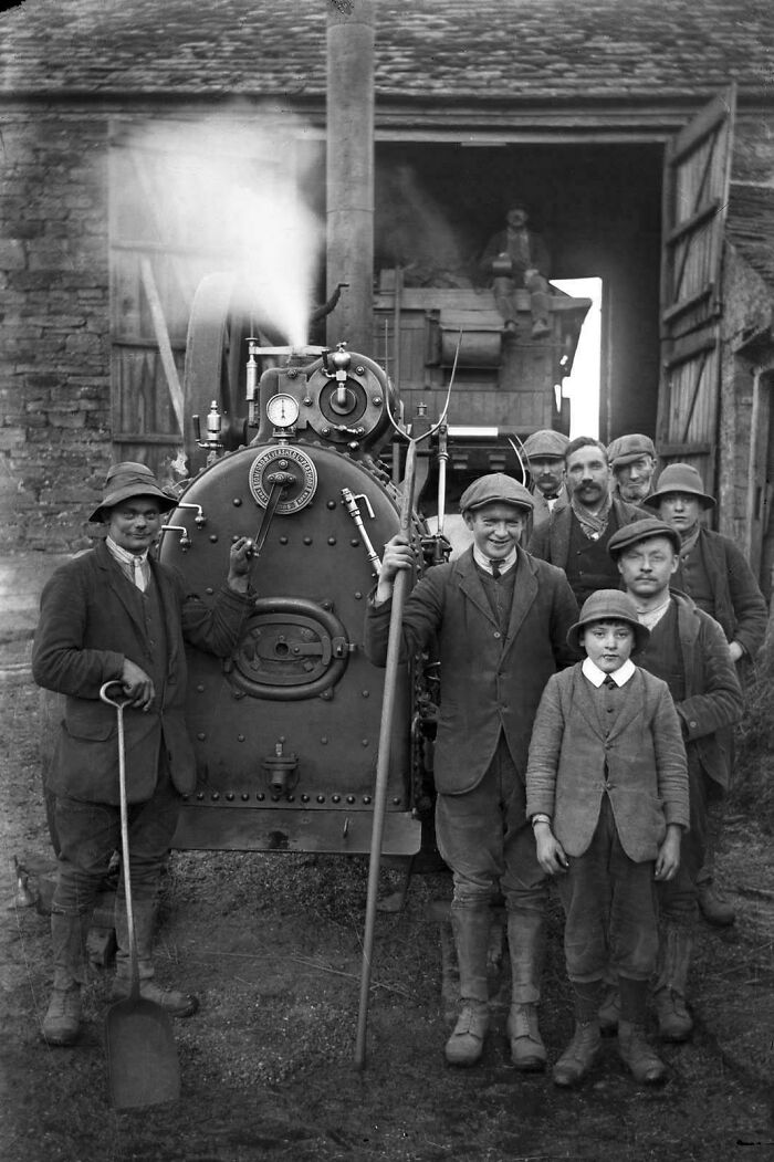 Historical photos: A group of men and a boy standing proudly beside a large steam engine, showing a past that will remain alive.