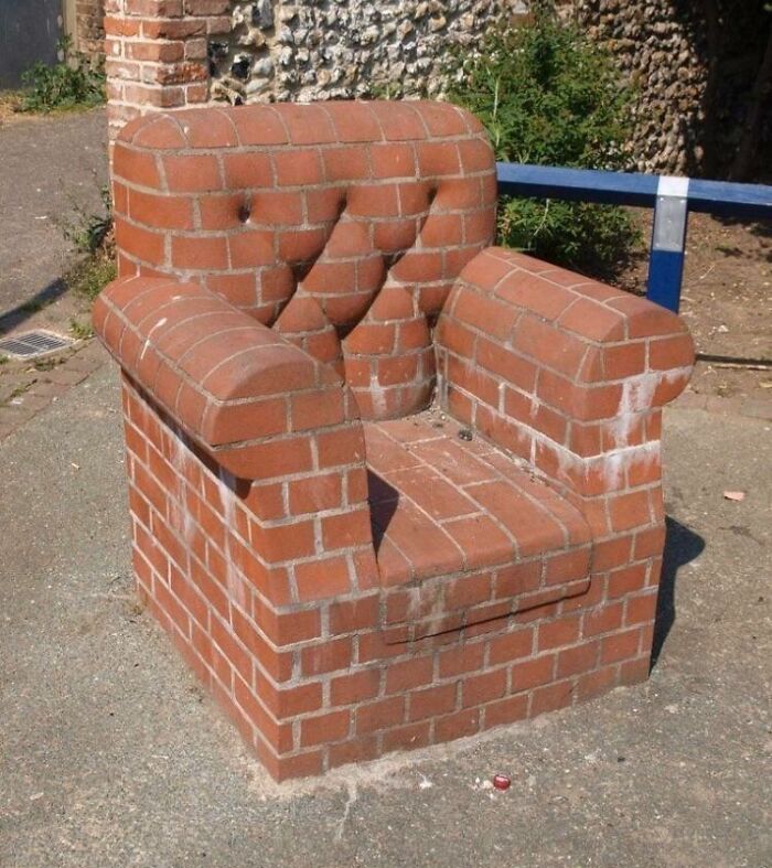 An armchair made entirely of bricks, a brilliant and unexpected transformation by designers.