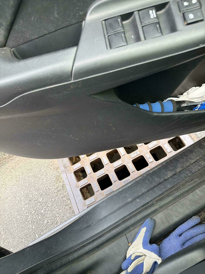 Se me acaban de caer todas mis llaves en una alcantarilla en un estacionamiento de pago.😐