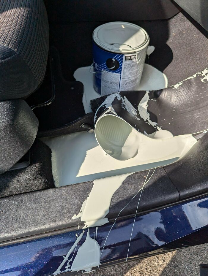El empleado de la tienda de pinturas no cerró bien el bote. Mi coche solo tiene una semana.