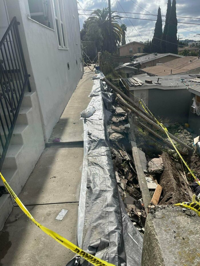 Los vecinos retiraron su muro de contención sin darse cuenta de que este servía de soporte para el otro muro, lo que finalmente provocó su derrumbe.