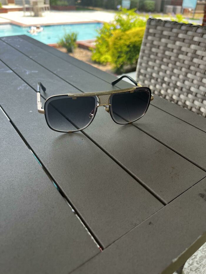 Alguien perdió sus gafas de sol de 1100 dólares en la acera frente a mi apartamento.
