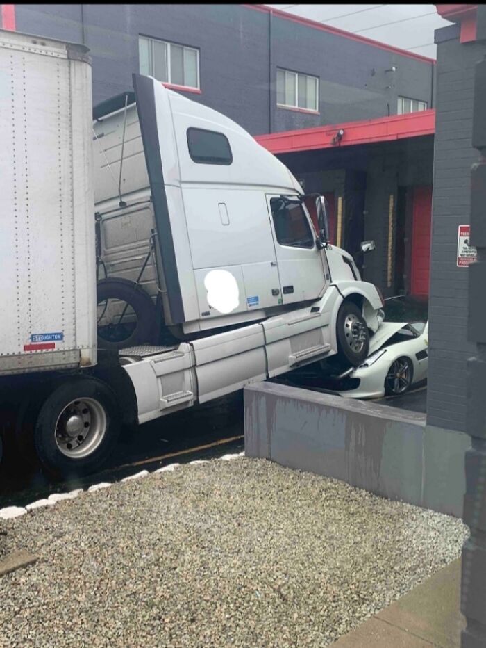 El dueño de la empresa decidió dejar de pagar a sus conductores, así que uno de ellos estacionó su camión sobre el Ferrari del dueño y simplemente lo dejó allí.