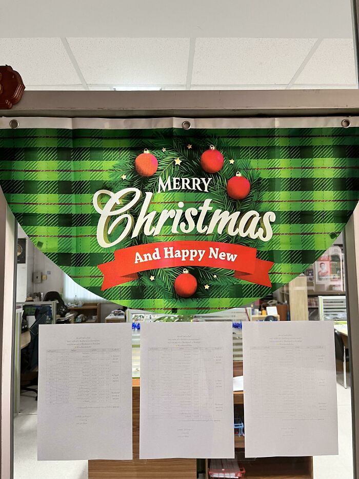 A hilariously awful design fail with a Christmas banner saying Merry Christmas And Happy New, missing a word.