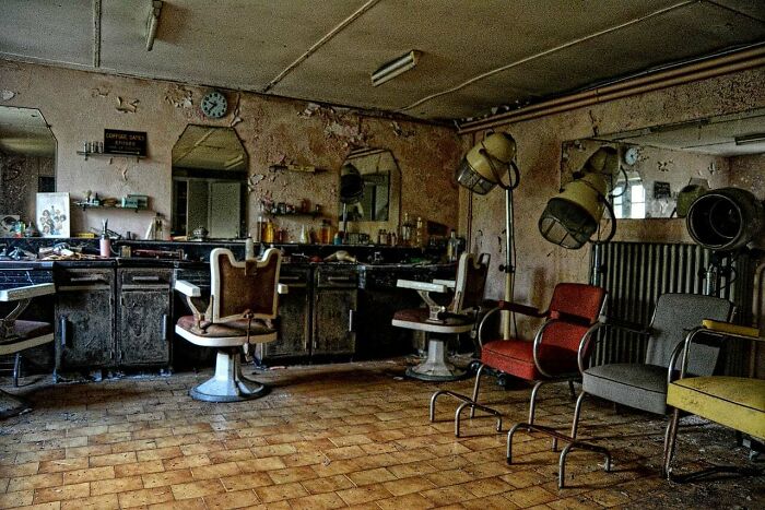 Urban explorers found a dusty abandoned barber shop with peeling paint and old chairs, a truly unexpected discovery.