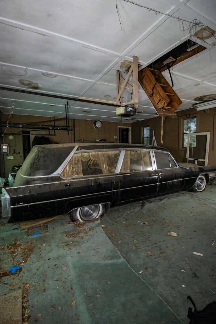 Urban explorers found an unexpected vintage hearse in a dilapidated garage with a collapsing ceiling.