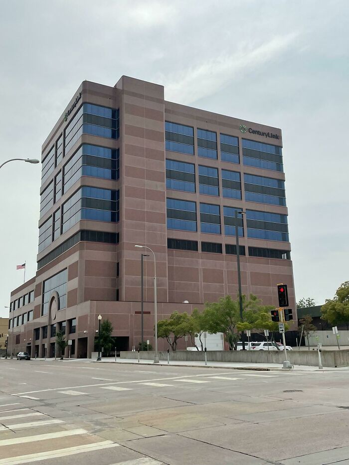 Photos of the USA: A tall, modern brown building with blue reflective windows under a cloudy sky.
