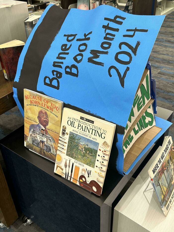 Photos of the USA: A display for Banned Book Month 2024 at a library, showcasing diverse books.