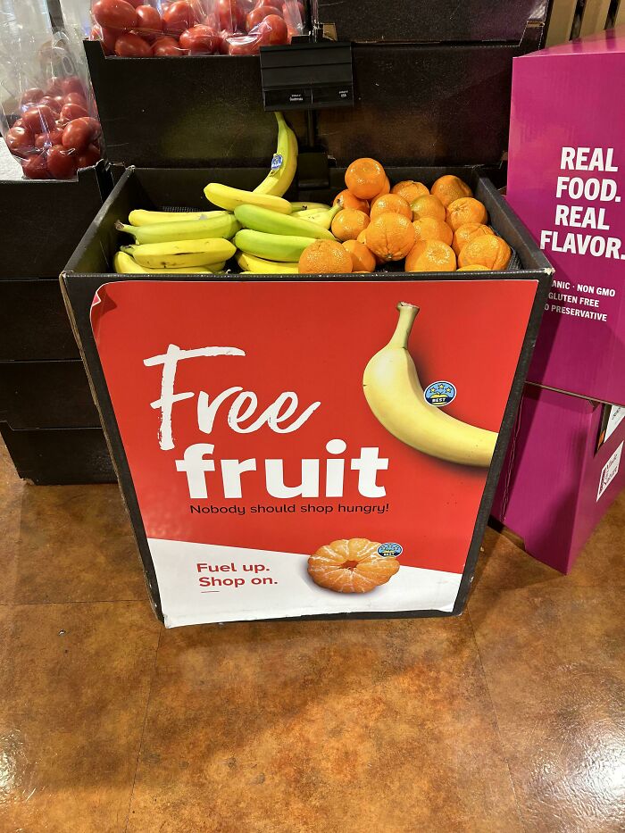 A supermarket display offering free fruit, a genius idea to solve the problem of shopping hungry.
