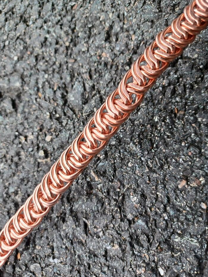 Clever solution: a close-up of a meticulously crafted copper chain, transforming random junk into a decorative item.