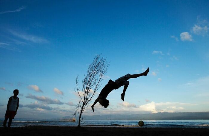 This Street Photographer Captures The Joy, Wonder, And Unforgettable Energy Of Childhood In 30 Candid Photos