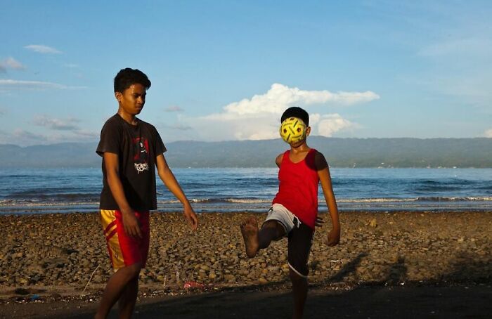 This Street Photographer Captures The Joy, Wonder, And Unforgettable Energy Of Childhood In 30 Candid Photos