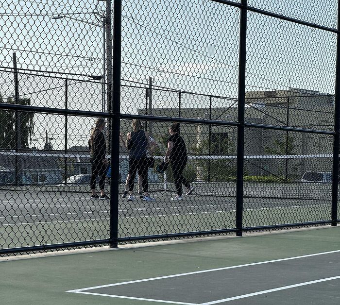Mujeres adultas que expulsan a niñas de una cancha pública