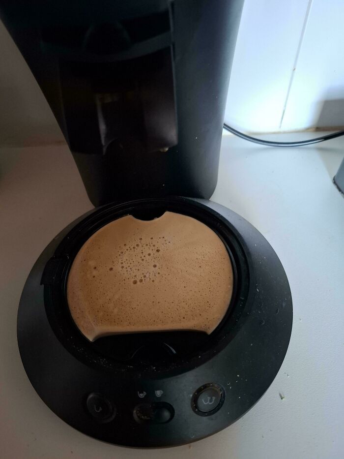 Coffee machine overflowing with foam because filter was forgotten