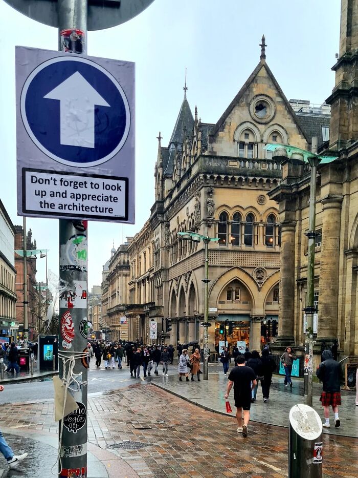 Absurd signs: A street sign with an upward arrow, reminding people to appreciate the architecture on a city street.