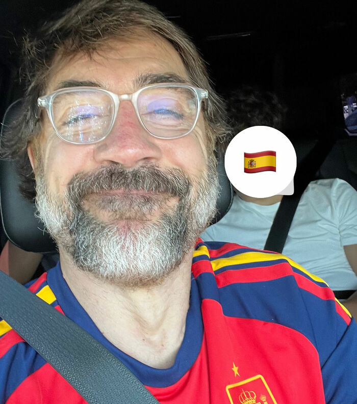 Javier Bardem in a car, wearing a Spanish National Team shirt, praising their World Cup celebration. Javier Bardem in a car, wearing a Spanish National Team shirt, praising their World Cup celebration.
