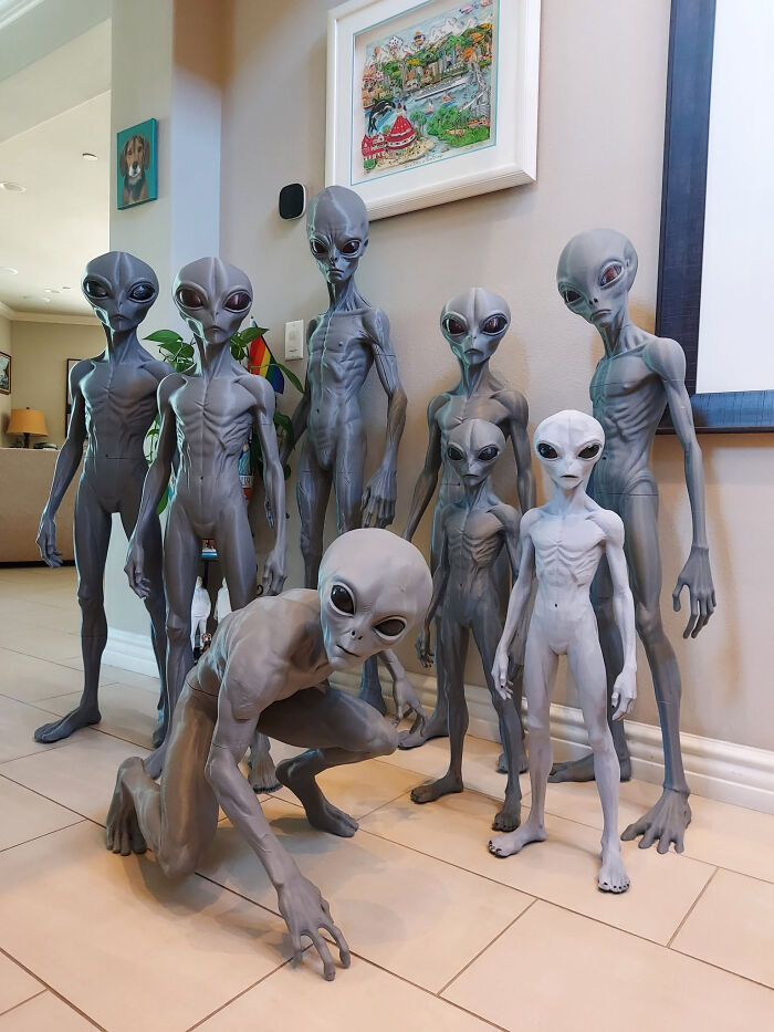 A group of grey alien figures of various sizes standing and kneeling, cool and useful things created with a 3D printer.
