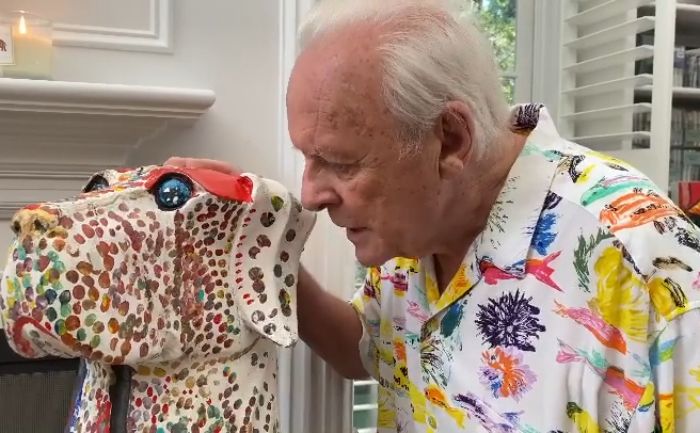 Anthony Hopkins' Unrecognizable Look In New World Cup Photo Sparks Fan Uproar After They Notice Controversial Detail Anthony Hopkins' Unrecognizable Look In New World Cup Photo Sparks Fan Uproar After They Notice Controversial Detail