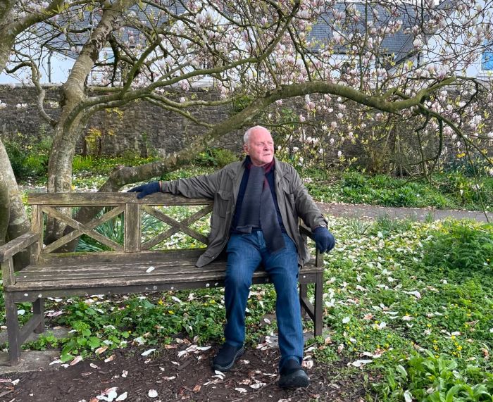 Anthony Hopkins' Unrecognizable Look In New World Cup Photo Sparks Fan Uproar After They Notice Controversial Detail Anthony Hopkins' Unrecognizable Look In New World Cup Photo Sparks Fan Uproar After They Notice Controversial Detail