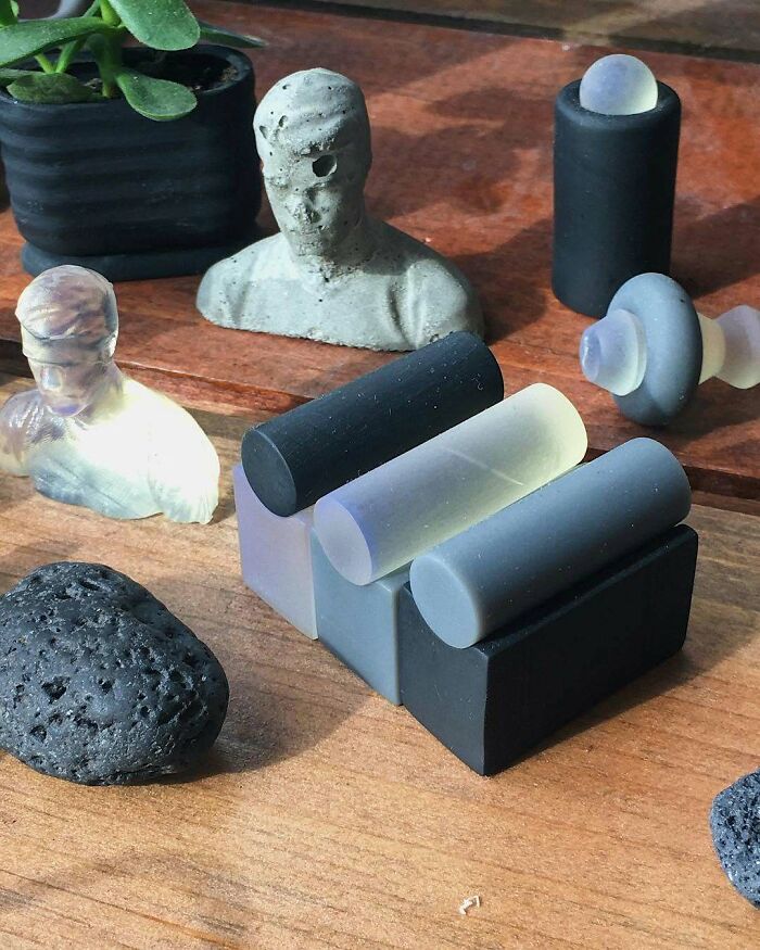 Amazing 3D printing creations: various busts and cylindrical shapes made with 3D printing.