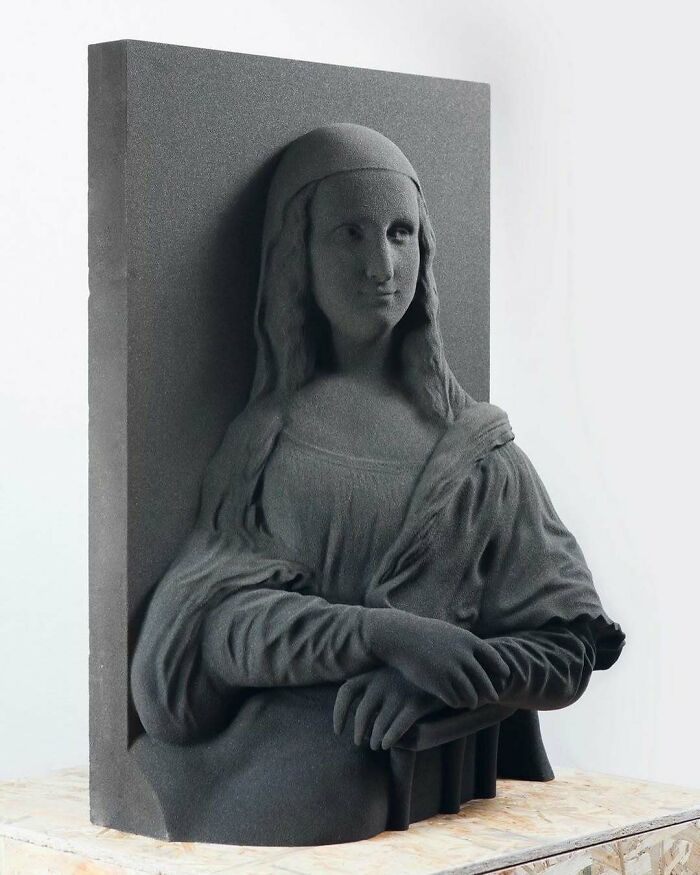 A stunning 3D printing rendition of the Mona Lisa in dark gray, a magnificent piece of artistic creation.
