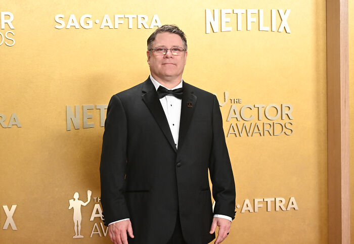 Hollywood star forced to sell home. Sean Astin on the red carpet, standing in a black tuxedo.