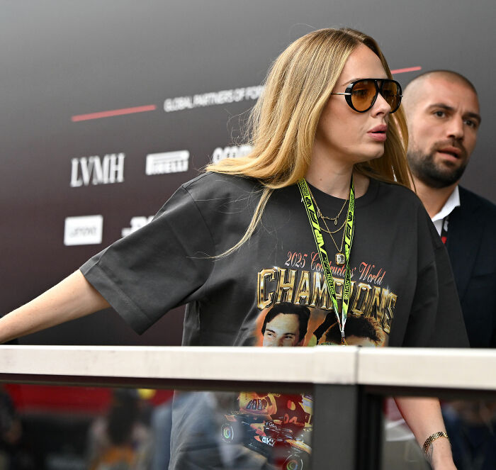 Adele's appearance at a rare public outing, sparking viral discussion and plastic surgeon intervention speculation. Adele's appearance at a rare public outing, sparking viral discussion and plastic surgeon intervention speculation.
