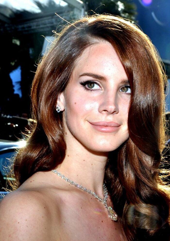Lana Del Rey, a beloved celebrity, on the red carpet. Disillusionment with celebrities is common.