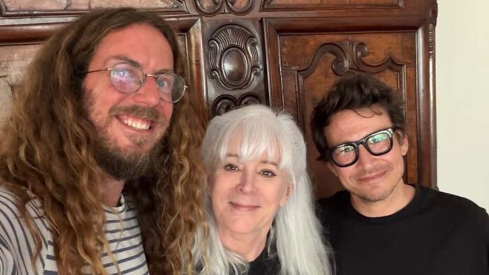 90s child stars reunite with their TV mom in a new photo, anticipating updates on a potential reboot. 90s child stars reunite with their TV mom in a new photo, anticipating updates on a potential reboot.