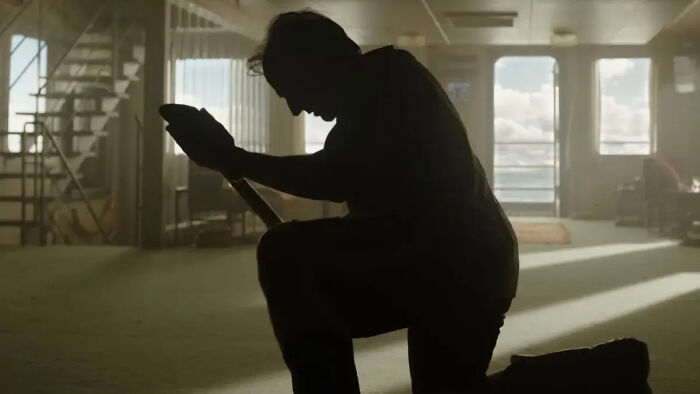 Silhouette of Tom Cruise's incredible transformation, an Oscar-worthy performance.