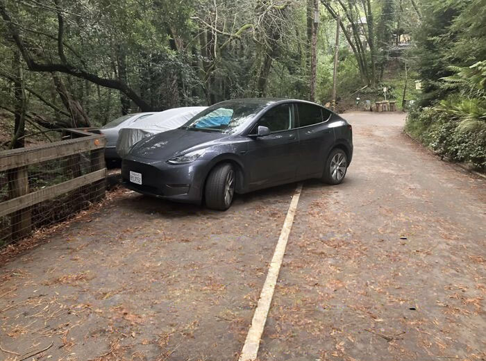 Este es un camino que lleva a un lugar de senderismo bastante popular. La calle es muy estrecha y el estacionamiento suele ser limitado. Esta persona decidió que la norma de estacionar dentro de las líneas no le aplicaba