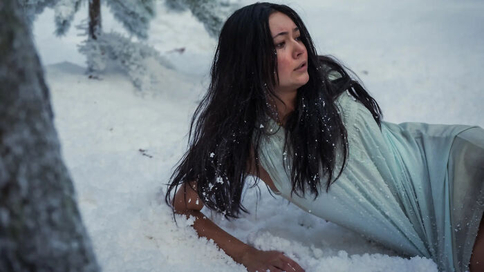 A woman with a flawless look lying in the snow, an unrealistic survival scene showing Hollywood's obsession. A woman with a flawless look lying in the snow, an unrealistic survival scene showing Hollywood's obsession.