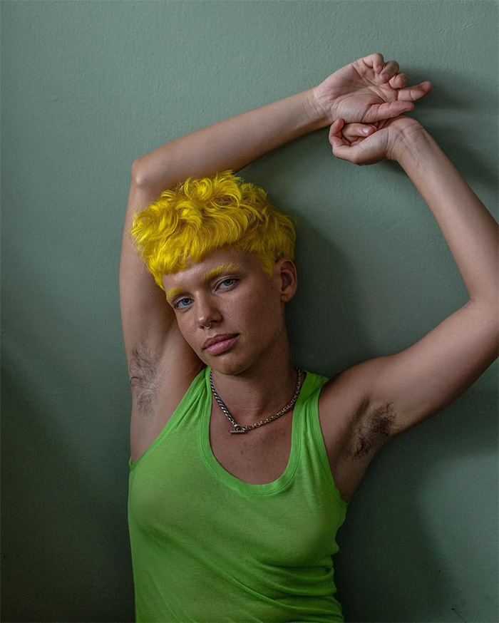 Actress's past transformation, with short yellow hair and armpit hair, sparking heated discussion about men criticize women's appearances. Actress's past transformation, with short yellow hair and armpit hair, sparking heated discussion about men criticize women's appearances.