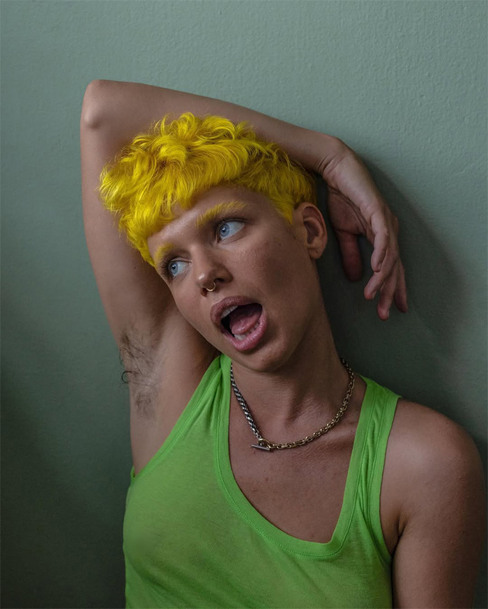 An actress with yellow hair, discussing her past transformation and how men criticize women's appearances. An actress with yellow hair, discussing her past transformation and how men criticize women's appearances.