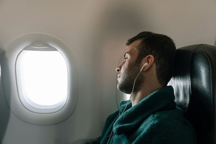 Em Demands I Give Up My Airline Seat Because Her Child Deserves It More”
