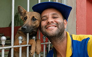This Kind Mailman Stops To Befriend Dogs During His Deliveries, And It Might Melt Your Heart (24 New Pics)