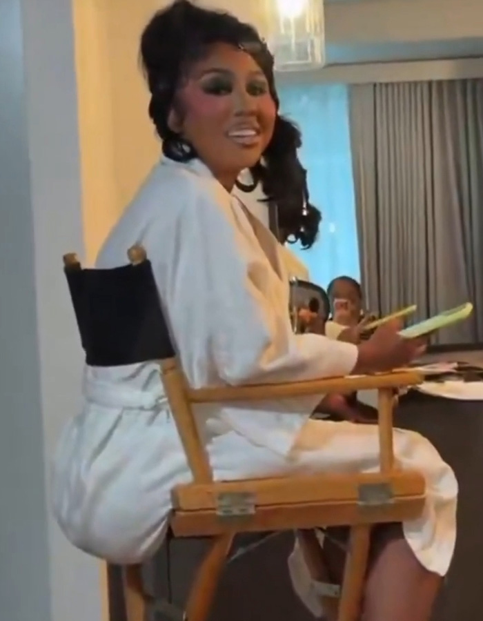 Ari Fletcher's BBL Sparks Frenzy After Fans Spot It Hanging Off Chair Backstage At BET Awards Ari Fletcher's BBL Sparks Frenzy After Fans Spot It Hanging Off Chair Backstage At BET Awards
