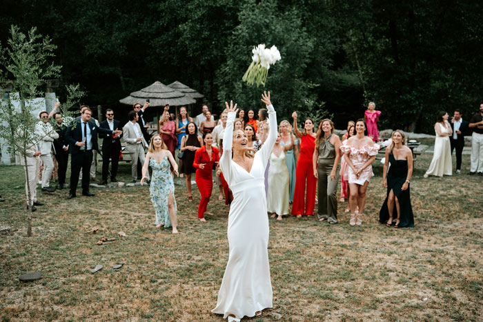 Woman Is So Desperate For A Husband That She Does Everything To "Win" The Wedding Bouquet Toss