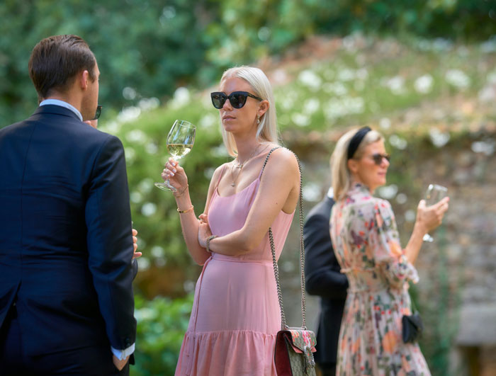 Woman Is So Desperate For A Husband That She Does Everything To "Win" The Wedding Bouquet Toss