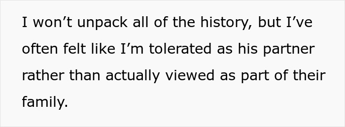 Toxic MIL Excludes Bride From Wedding Portrait, Petty Bride Erases It From The Gallery