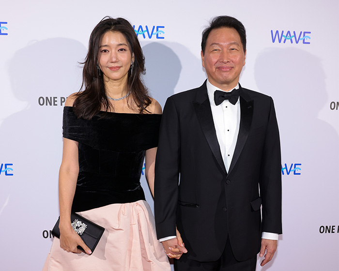 Billionaire Chey Tae-won and his younger woman during the divorce of the century. Billionaire Chey Tae-won and his younger woman during the divorce of the century.